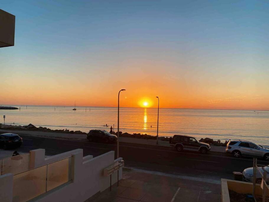 Beachfront Apartment 5/22 Esplanades Seaviews Glenelg Exterior photo